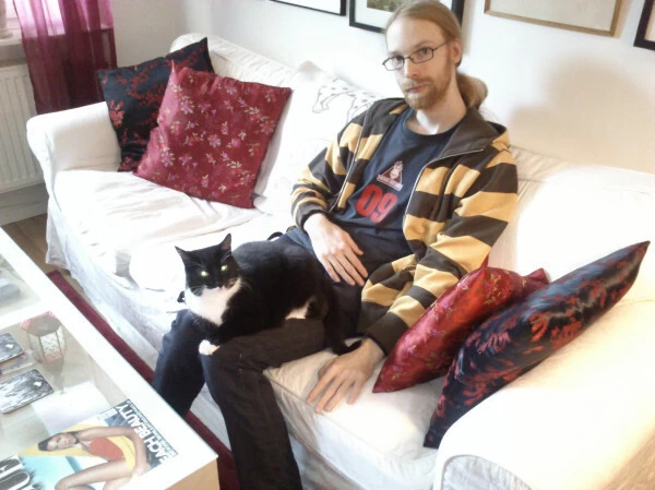 
                    Йенс Бергенстен с его котом Ньютоном, с которого срисовали один из скинов для кошек в Minecraft                